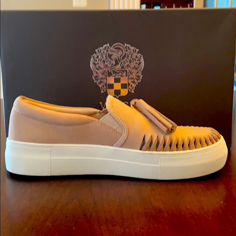 😍NWT‼️ Vince Camuto platform tassel sneakers!